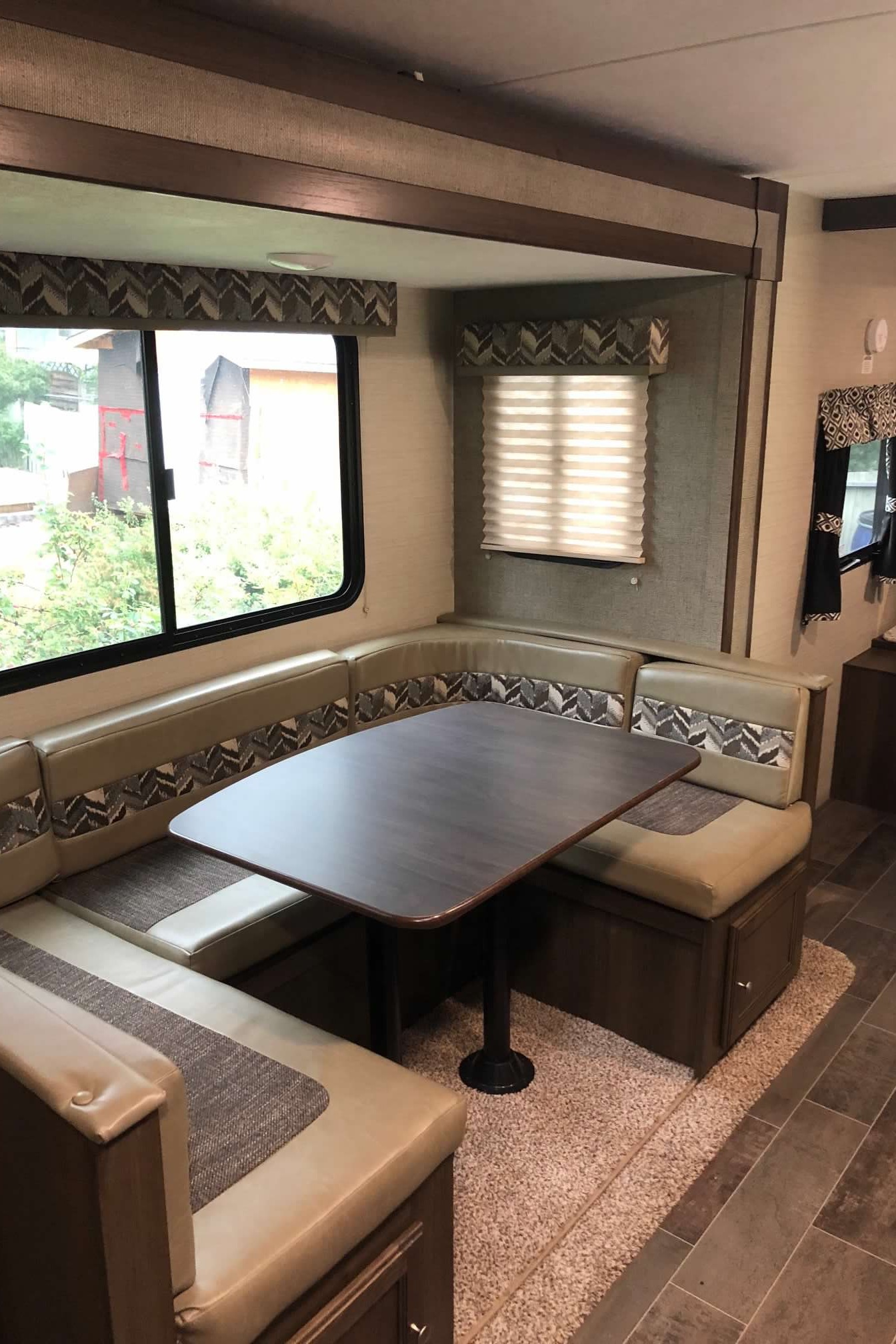 Ultimate Family Basecamp — Pristine 28' Keystone Bullet | Sleeps 8 | Pickup Only