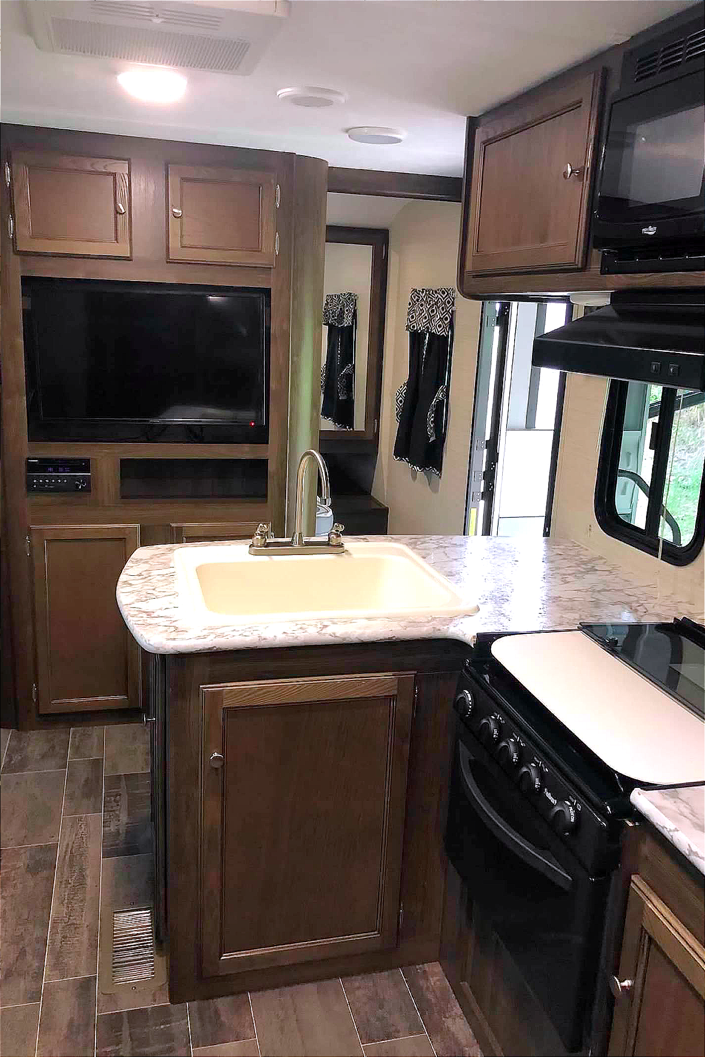 Ultimate Family Basecamp — Pristine 28' Keystone Bullet | Sleeps 8 | Pickup Only
