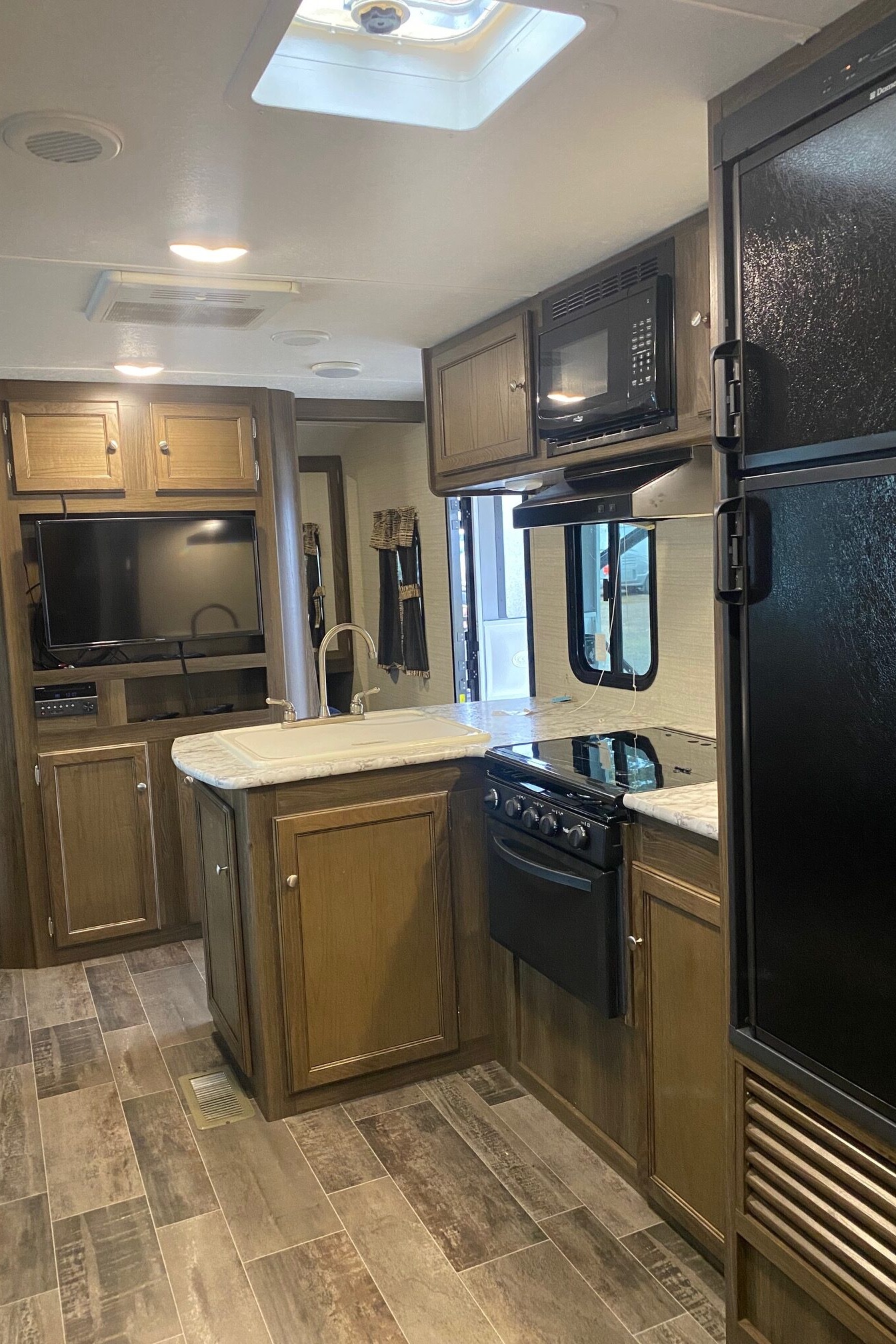 Ultimate Family Basecamp — Pristine 28' Keystone Bullet | Sleeps 8 | Pickup Only