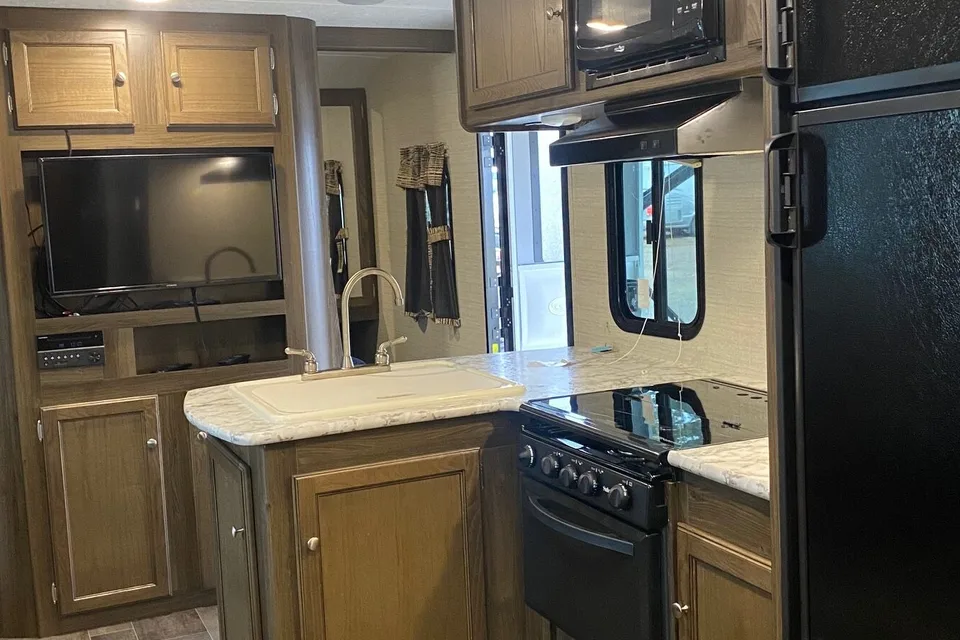 Ultimate Family Basecamp — Pristine 28' Keystone Bullet | Sleeps 8 | Pickup Only