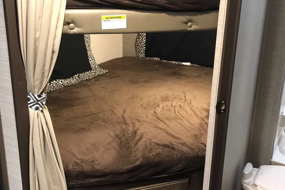 Ultimate Family Basecamp — Pristine 28' Keystone Bullet | Sleeps 8 | Pickup Only