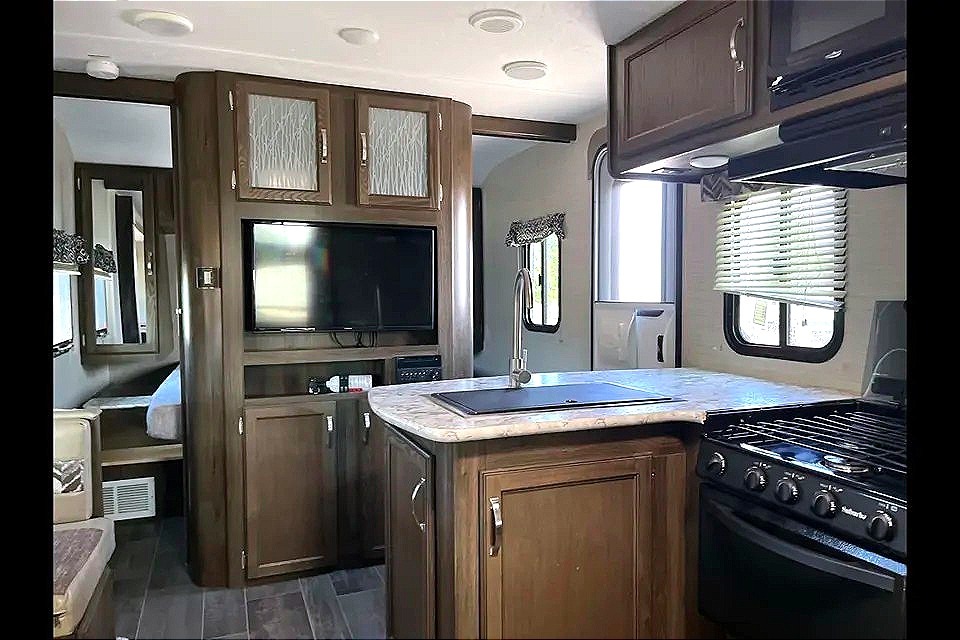 Ultimate Family Basecamp — Pristine 28' Keystone Bullet | Sleeps 8 | Pickup Only