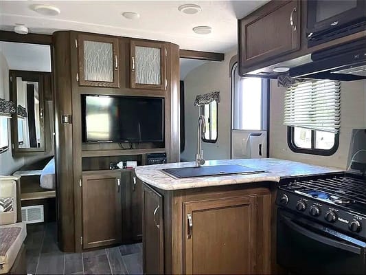 Ultimate Family Basecamp — Pristine 28' Keystone Bullet | Sleeps 8 | Pickup Only