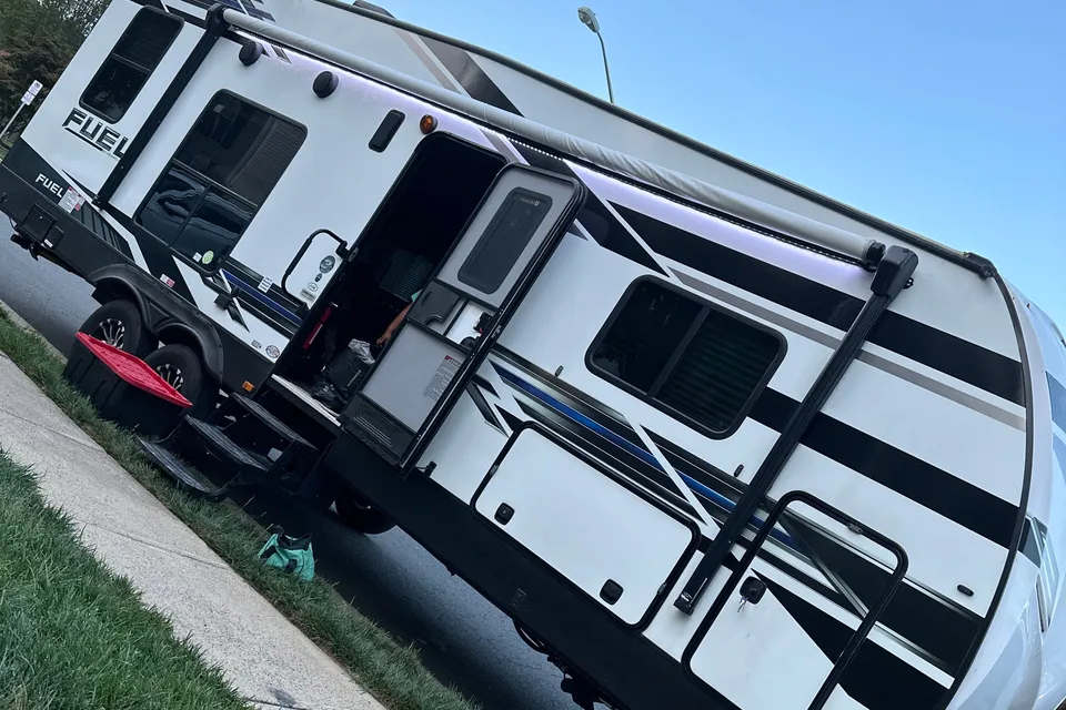 Aaron's Heartland Fuel 260 Toy Hauler