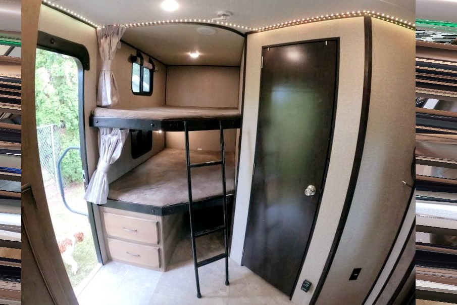 Mountaineer- Luxury 32ft Bunkhouse Solar RV, off-grid large batteries, sleeps 8!