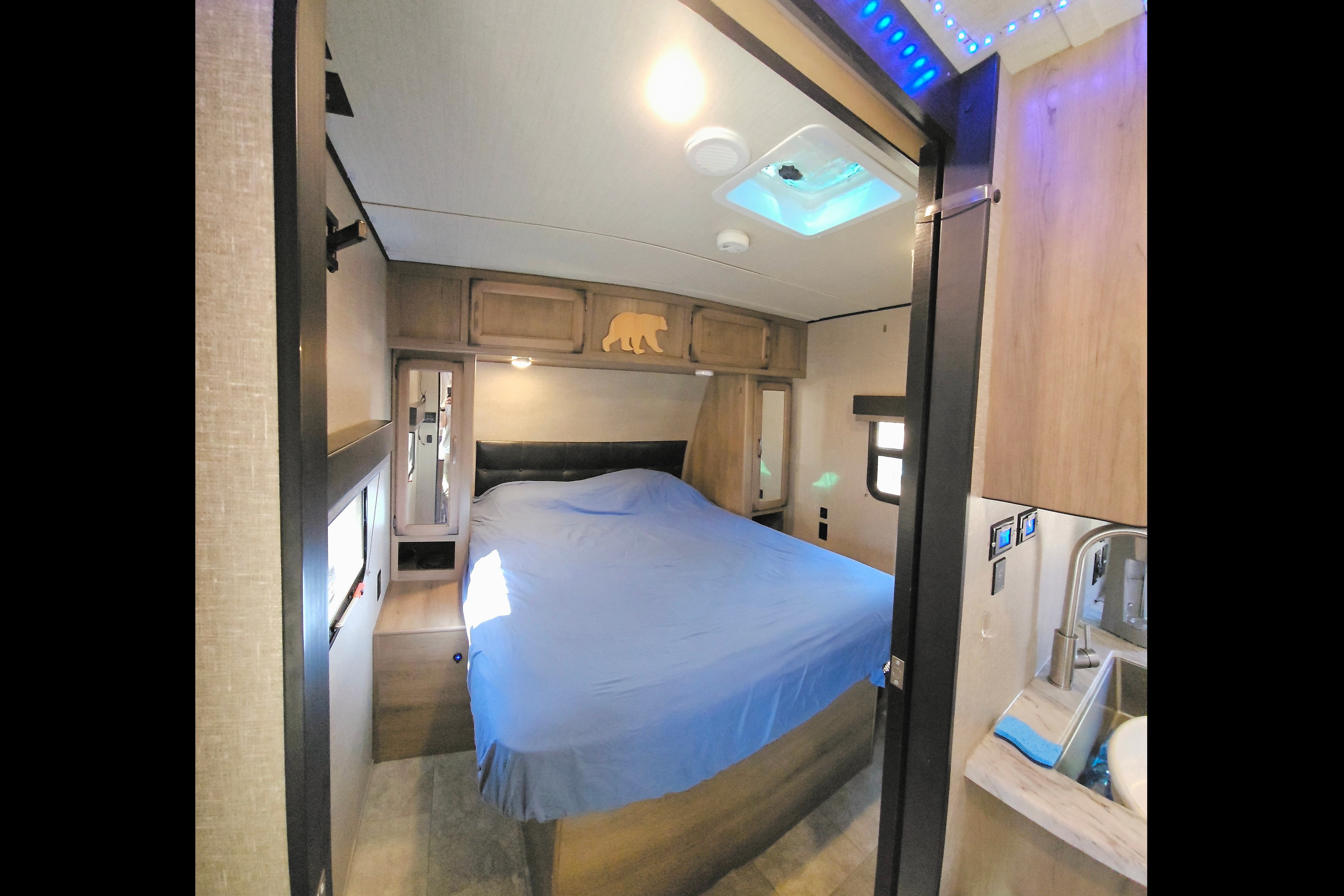 Mountaineer- Luxury 32ft Bunkhouse Solar RV, off-grid large batteries, sleeps 8!