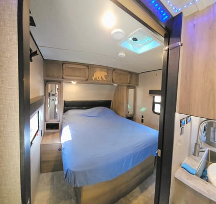 Mountaineer- Luxury 32ft Bunkhouse Solar RV, off-grid large batteries, sleeps 8!