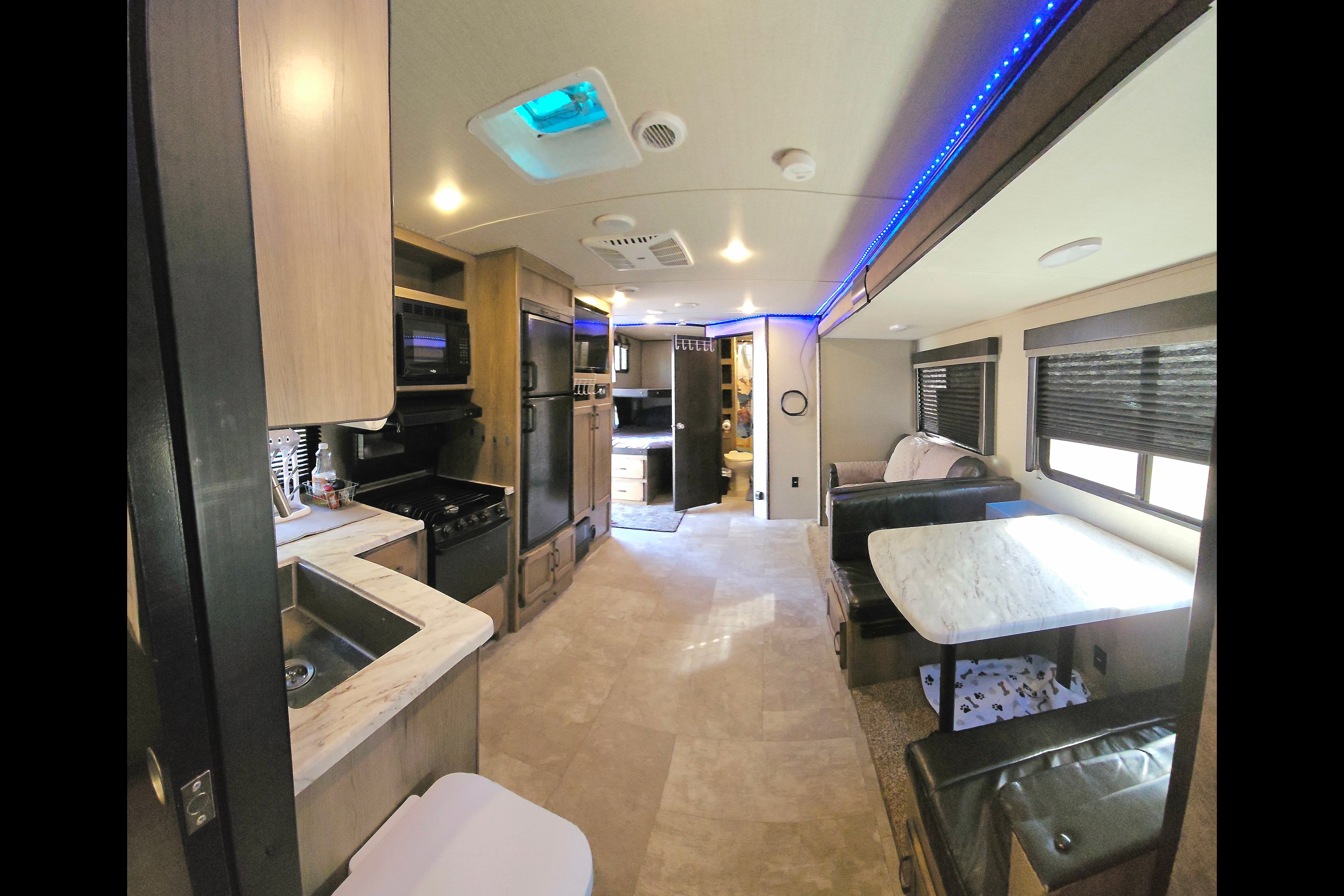 Mountaineer- Luxury 32ft Bunkhouse Solar RV, off-grid large batteries, sleeps 8!
