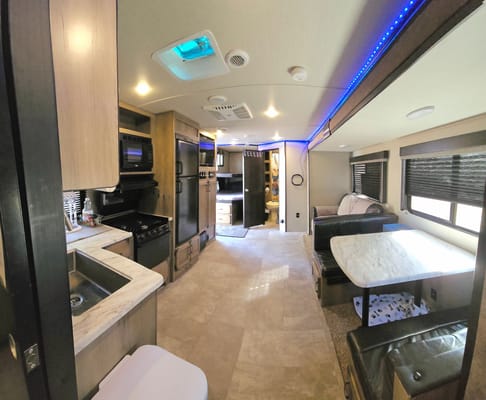 Mountaineer- Luxury 32ft Bunkhouse Solar RV, off-grid large batteries, sleeps 8!