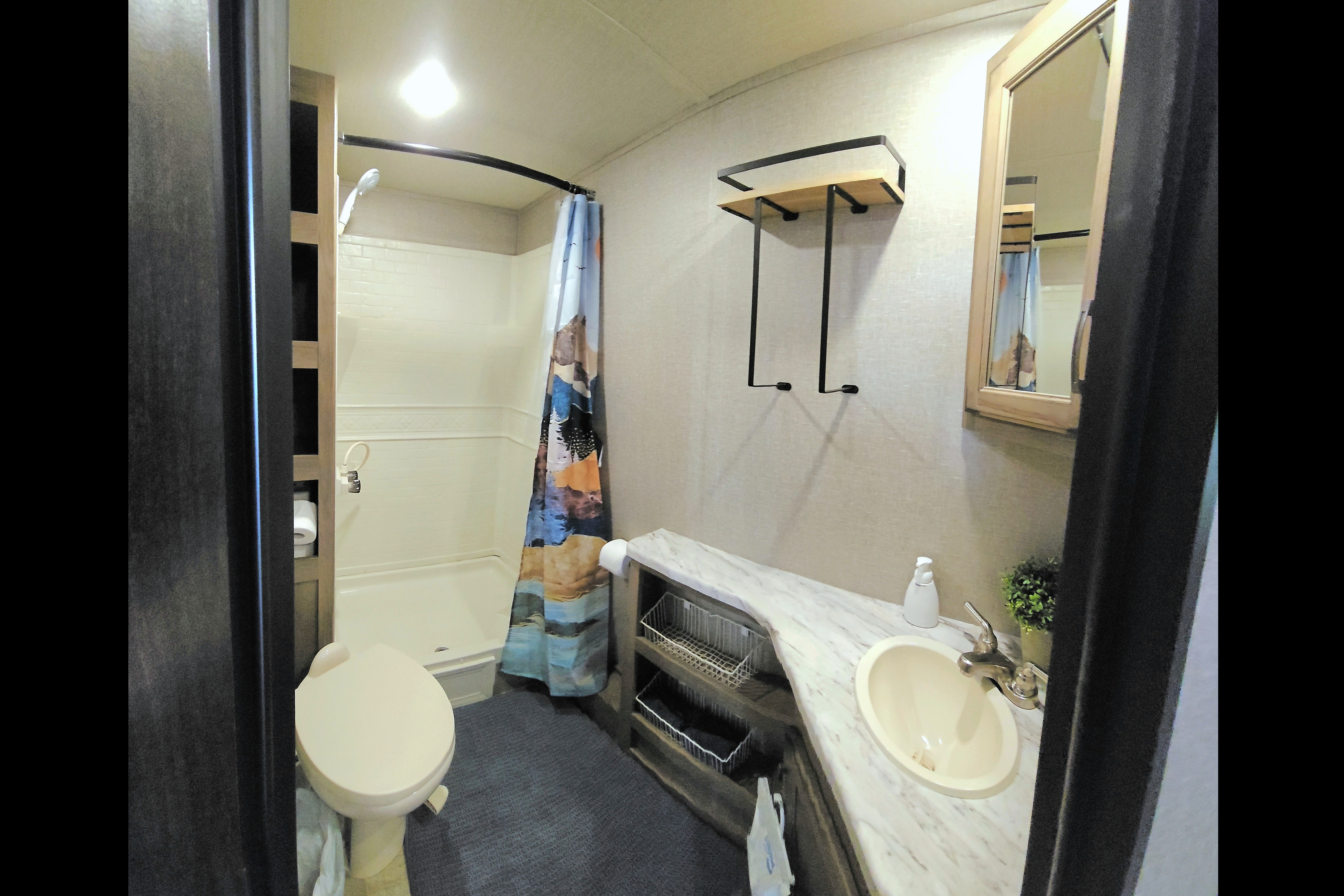 Mountaineer- Luxury 32ft Bunkhouse Solar RV, off-grid large batteries, sleeps 8!