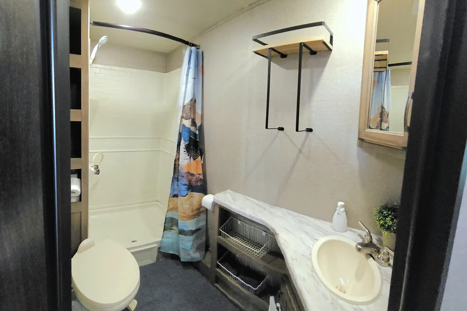 Mountaineer- Luxury 32ft Bunkhouse Solar RV, off-grid large batteries, sleeps 8!