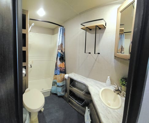 Mountaineer- Luxury 32ft Bunkhouse Solar RV, off-grid large batteries, sleeps 8!