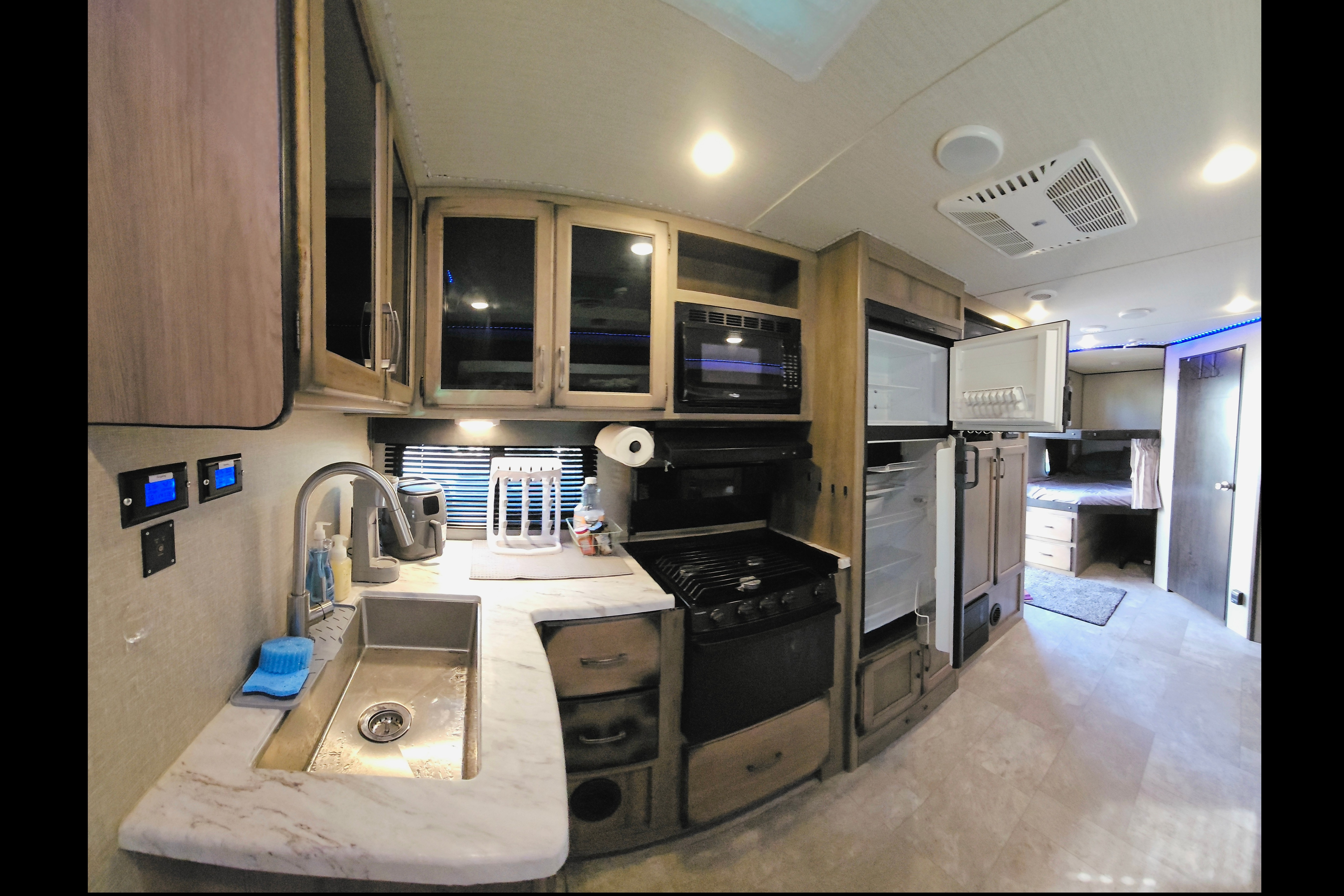 Mountaineer- Luxury 32ft Bunkhouse Solar RV, off-grid large batteries, sleeps 8!