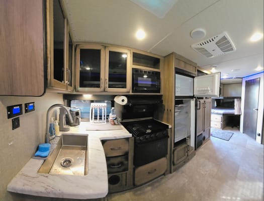 Mountaineer- Luxury 32ft Bunkhouse Solar RV, off-grid large batteries, sleeps 8!