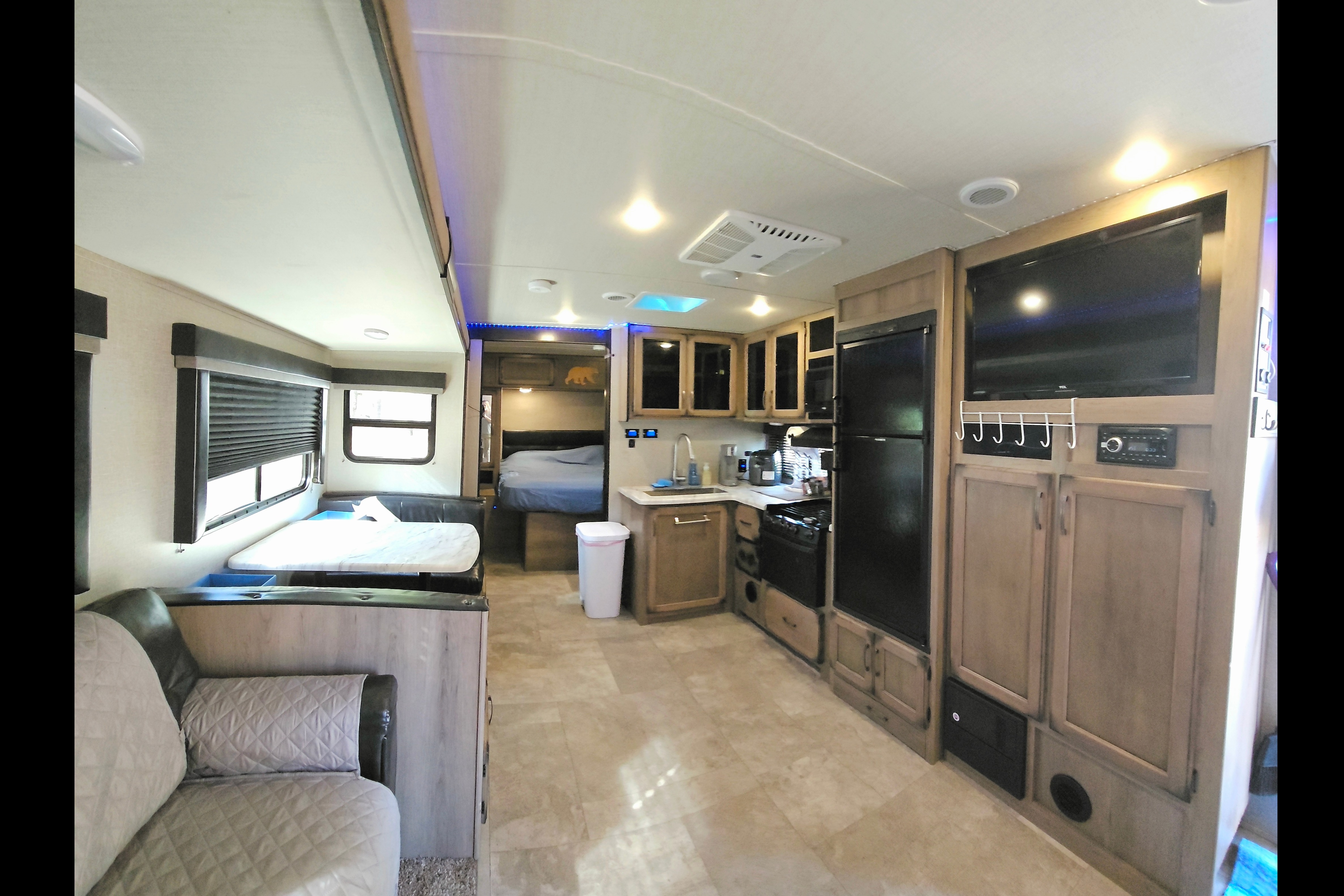 Mountaineer- Luxury 32ft Bunkhouse Solar RV, off-grid large batteries, sleeps 8!