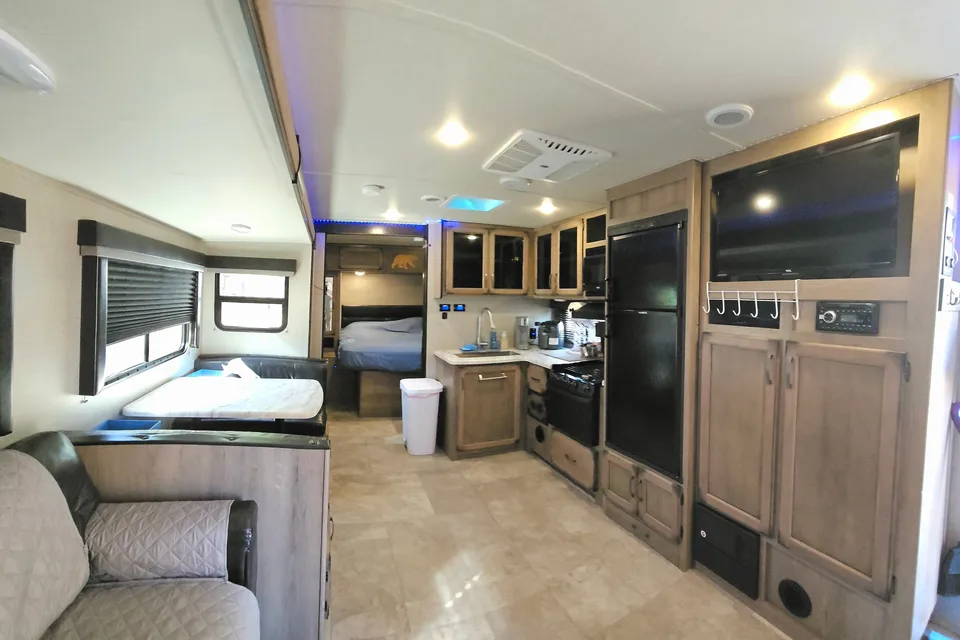 Mountaineer- Luxury 32ft Bunkhouse Solar RV, off-grid large batteries, sleeps 8!