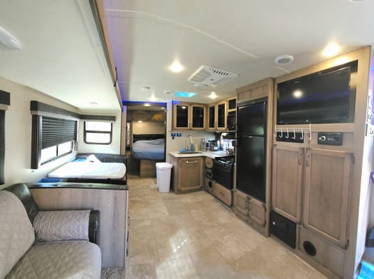 Mountaineer- Luxury 32ft Bunkhouse Solar RV, off-grid large batteries, sleeps 8!
