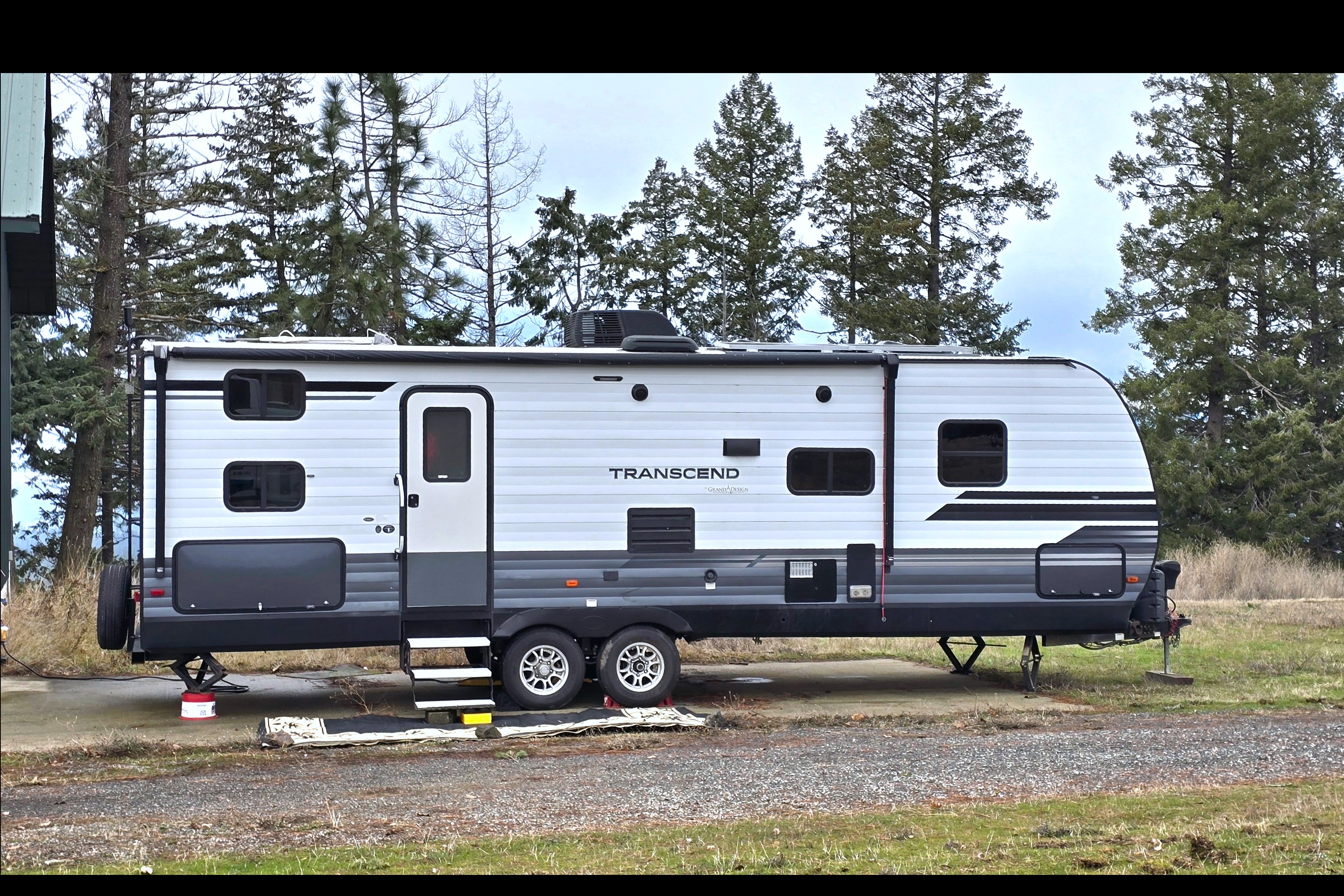 Mountaineer- Luxury 32ft Bunkhouse Solar RV, off-grid large batteries, sleeps 8!
