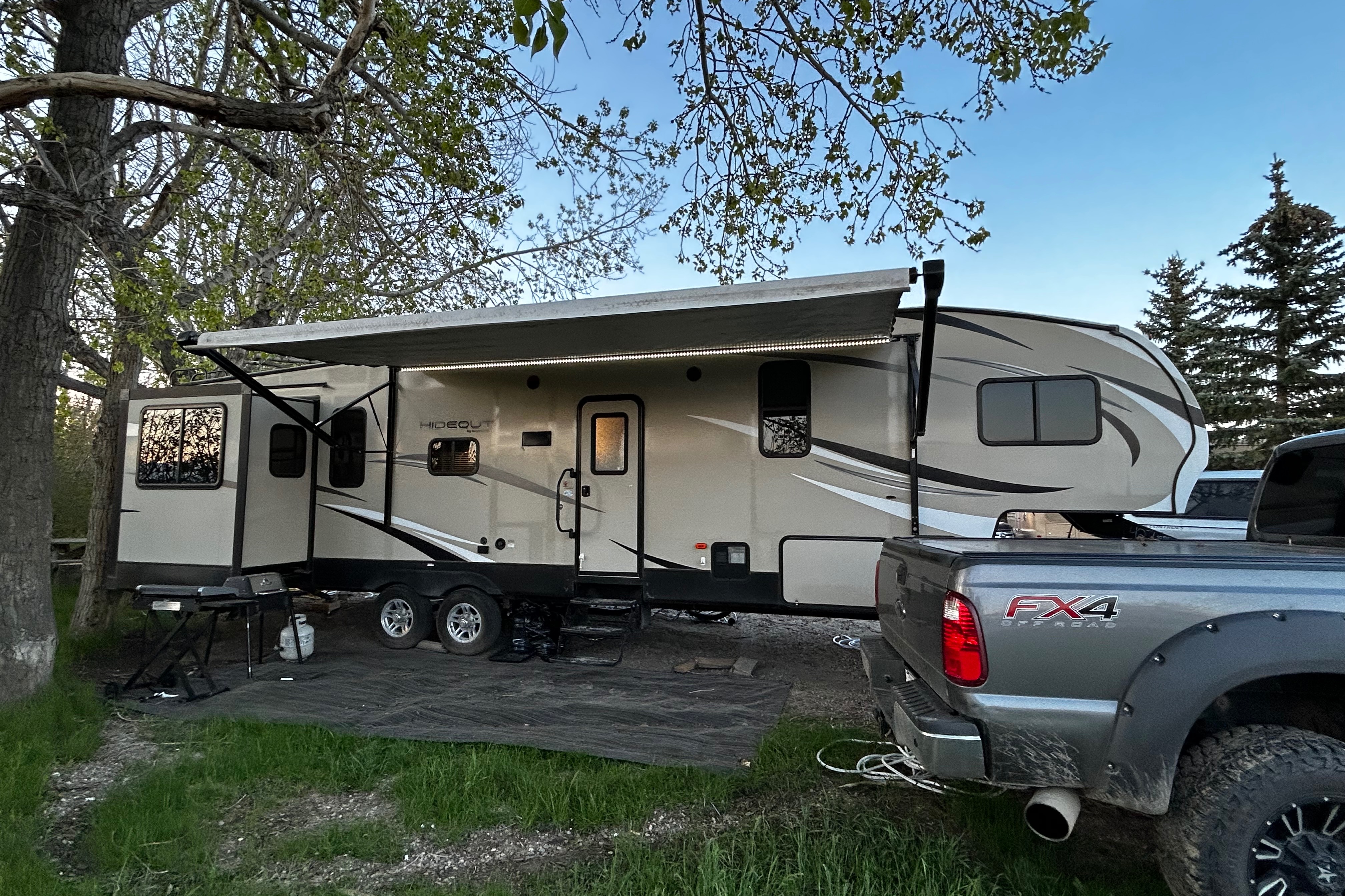 Spacious 2019 Keystone Hideout 315RTDS Fifth Wheel – Your Home Away From Home!