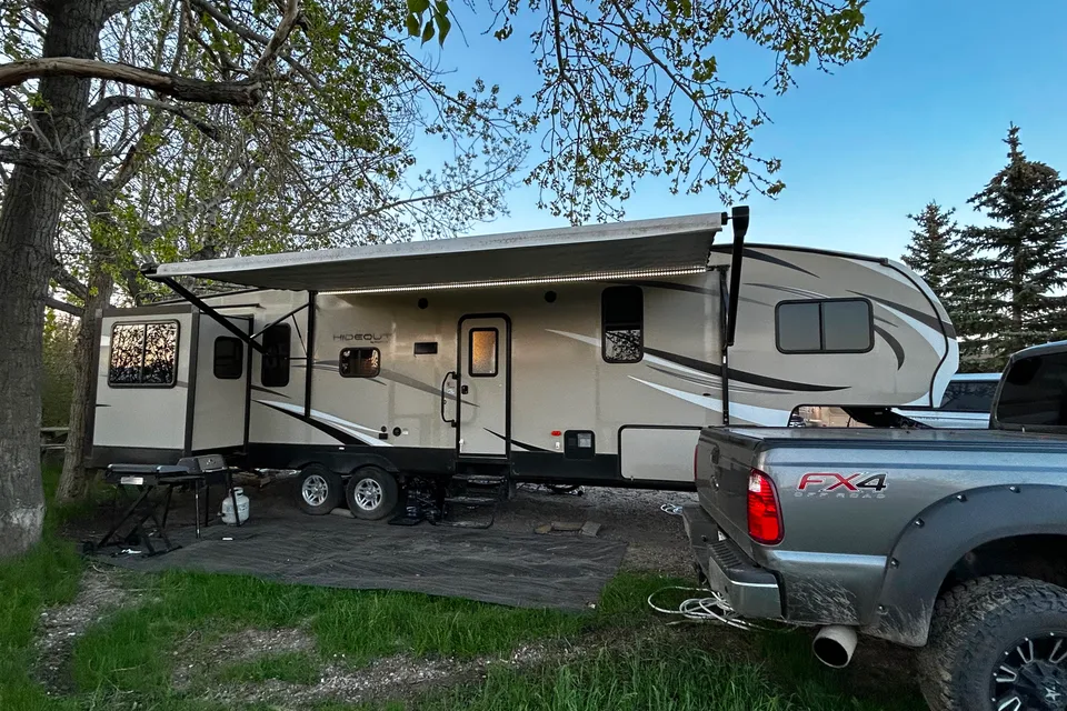 Spacious 2019 Keystone Hideout 315RTDS Fifth Wheel – Your Home Away From Home!