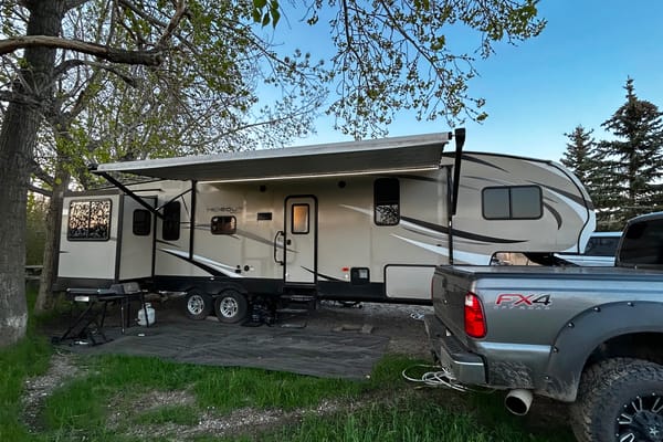 Spacious 2019 Keystone Hideout 315RTDS Fifth Wheel – Your Home Away From Home!