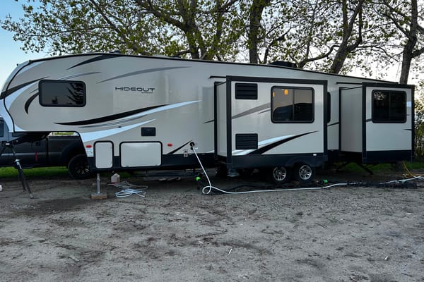 Spacious 2019 Keystone Hideout 315RTDS Fifth Wheel – Your Home Away From Home!