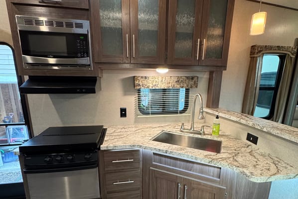 Spacious 2019 Keystone Hideout 315RTDS Fifth Wheel – Your Home Away From Home!