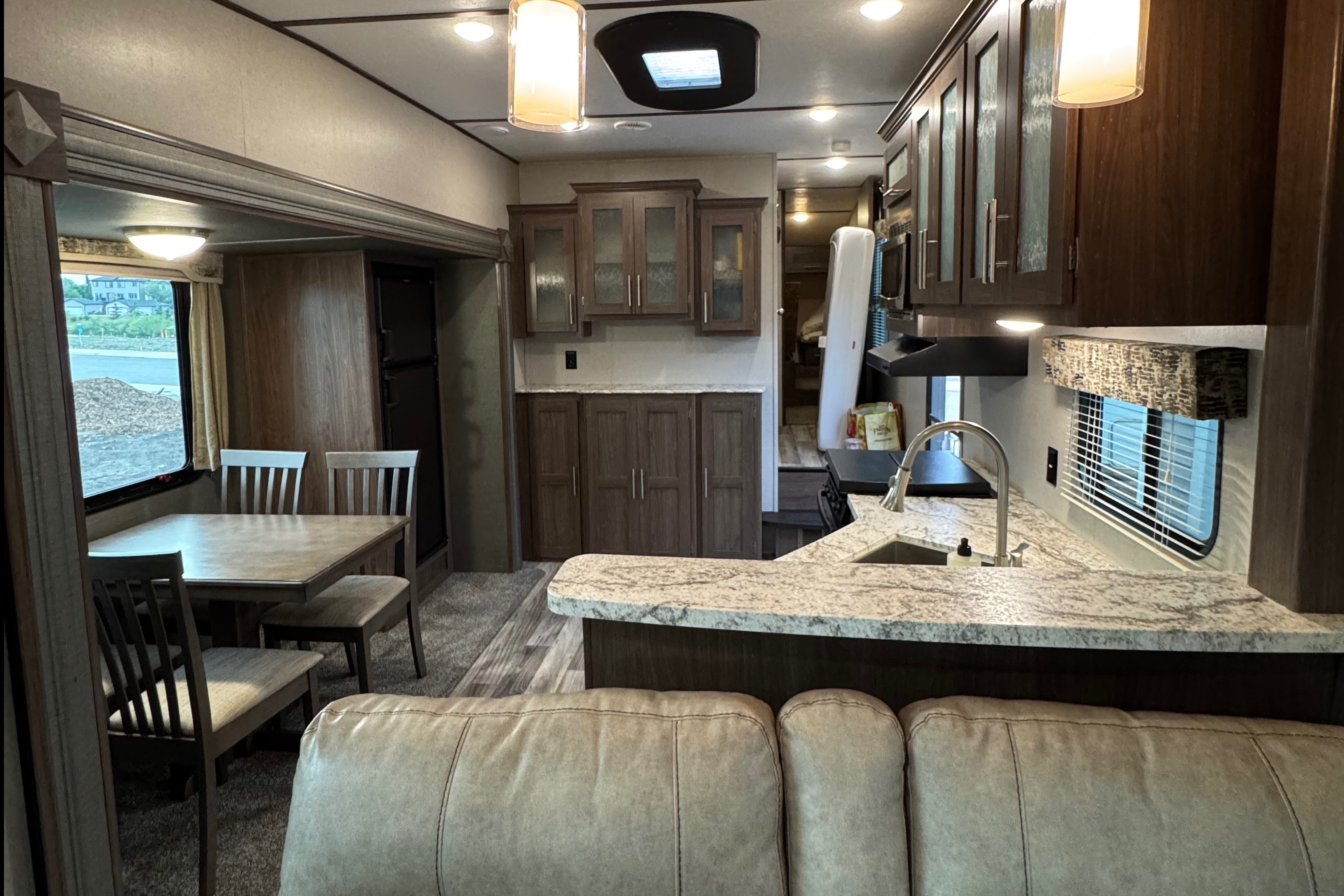 Spacious 2019 Keystone Hideout 315RTDS Fifth Wheel – Your Home Away From Home!