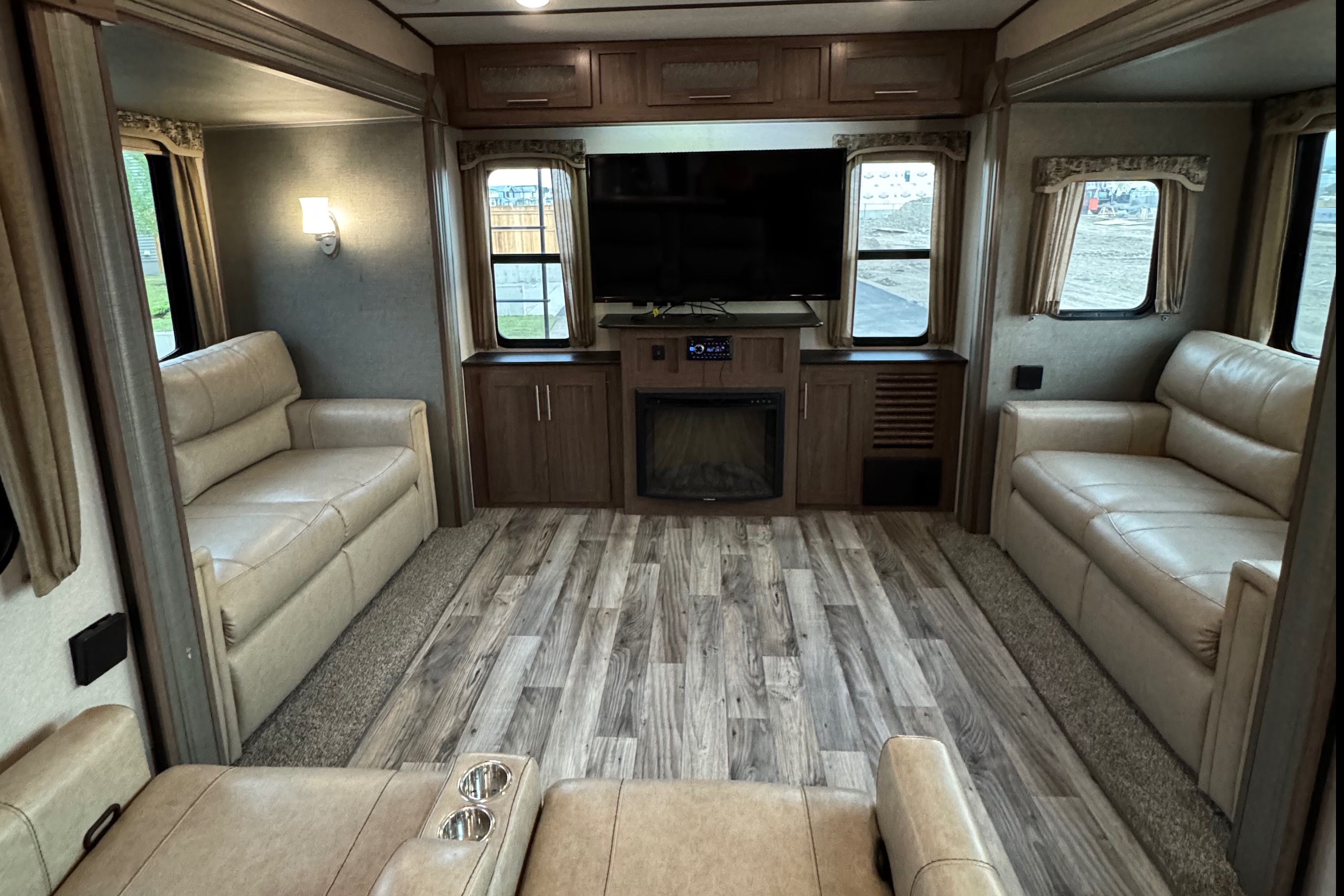 Spacious 2019 Keystone Hideout 315RTDS Fifth Wheel – Your Home Away From Home!