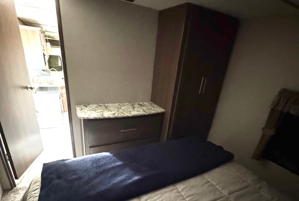 Spacious 2019 Keystone Hideout 315RTDS Fifth Wheel – Your Home Away From Home!
