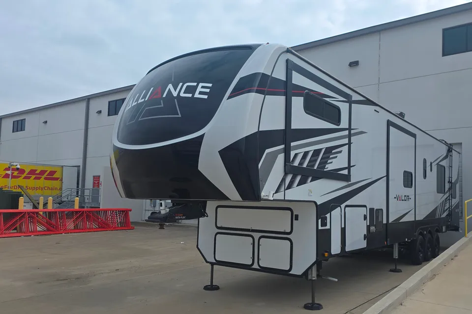 John's Alliance RV 41v15 Toy Hauler