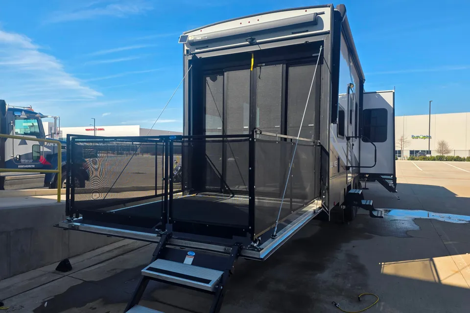 John's Alliance RV 41v15 Toy Hauler