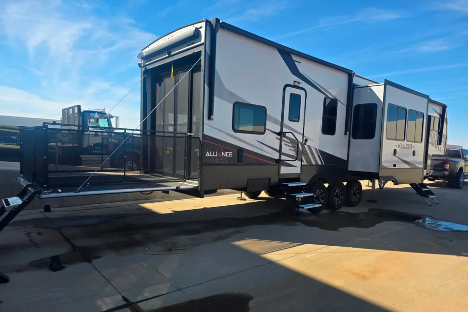 John's Alliance RV 41v15 Toy Hauler