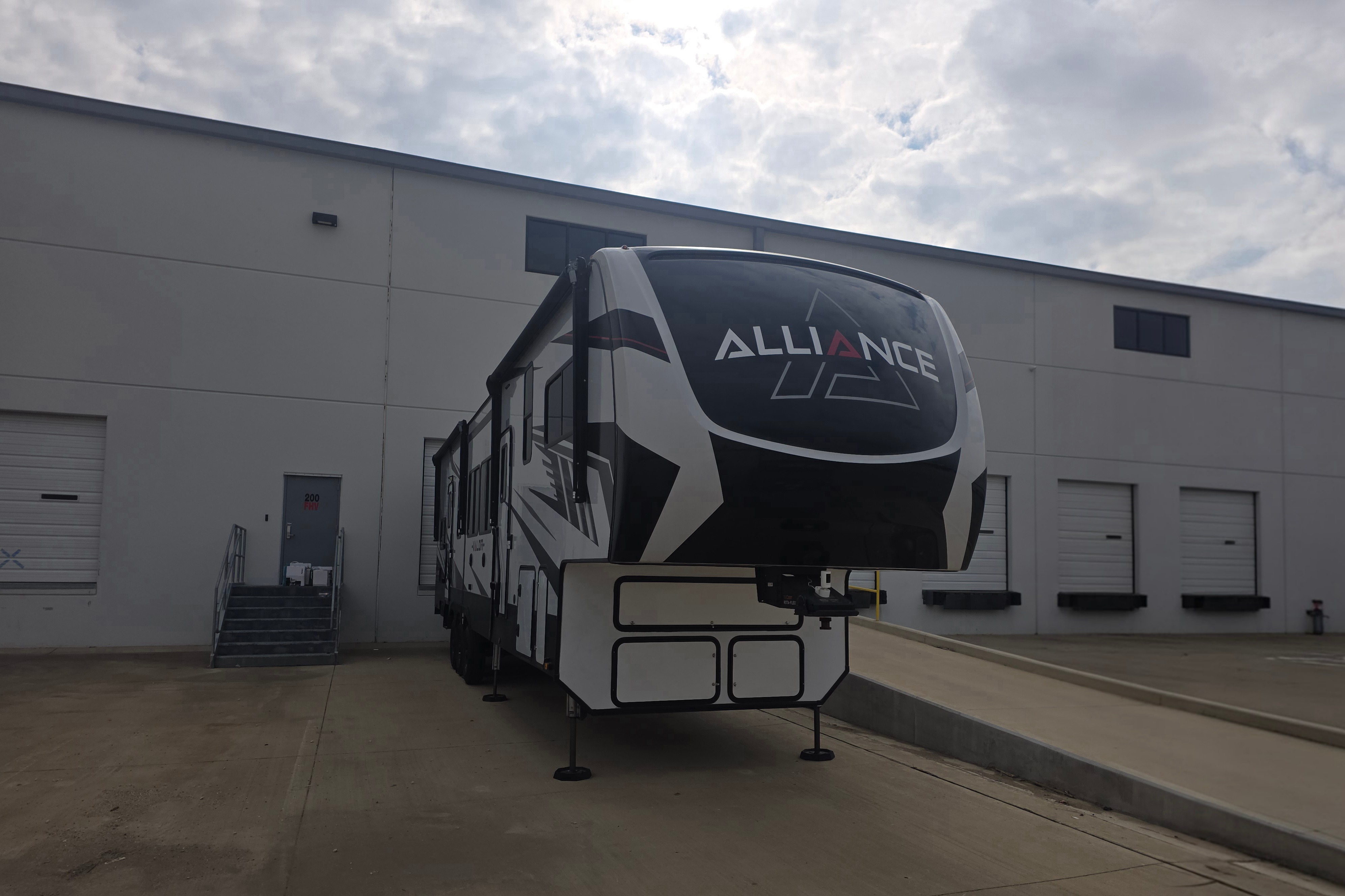 John's Alliance RV 41v15 Toy Hauler