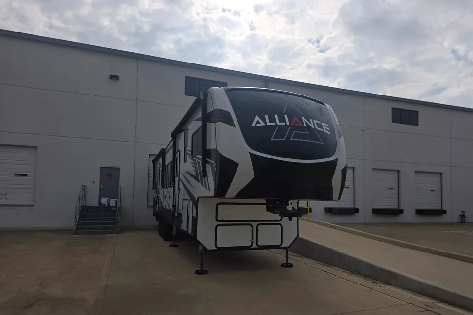 John's Alliance RV 41v15 Toy Hauler