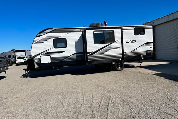 Elena's 2022 Forest River Evo Travel Trailer