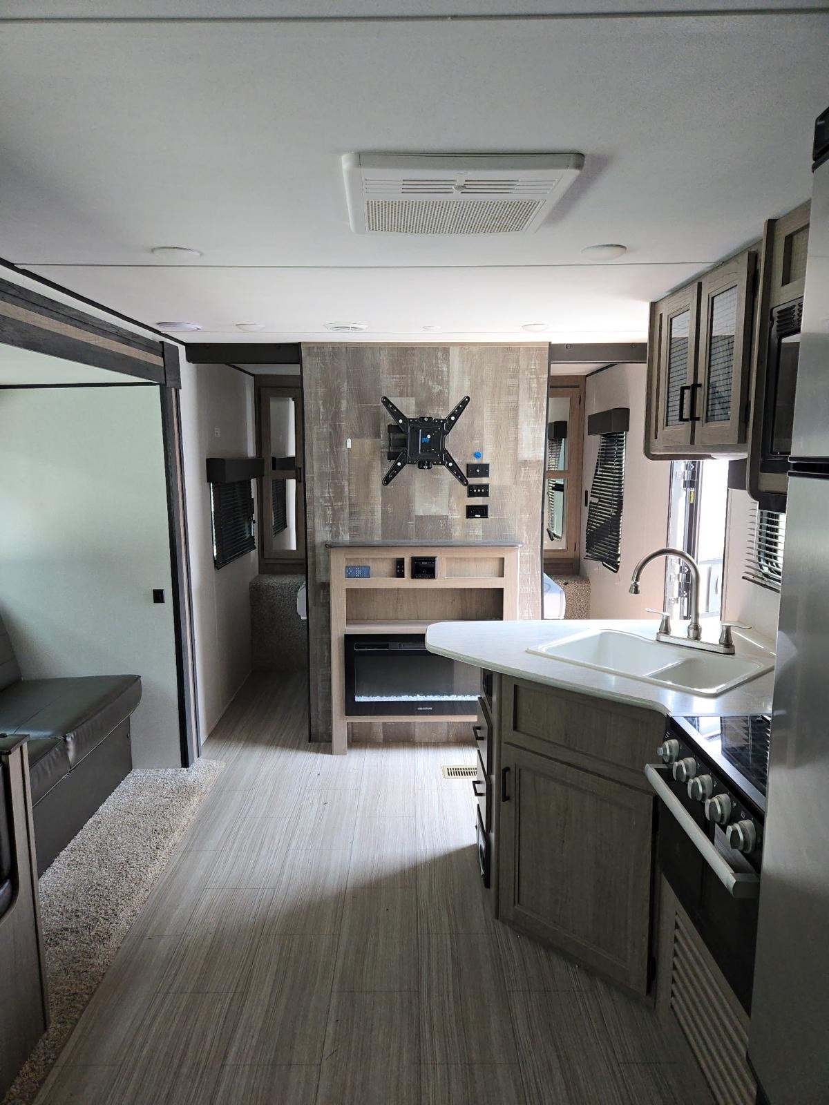 Hinda 28 FT Keystone Hideout Travel Trailer