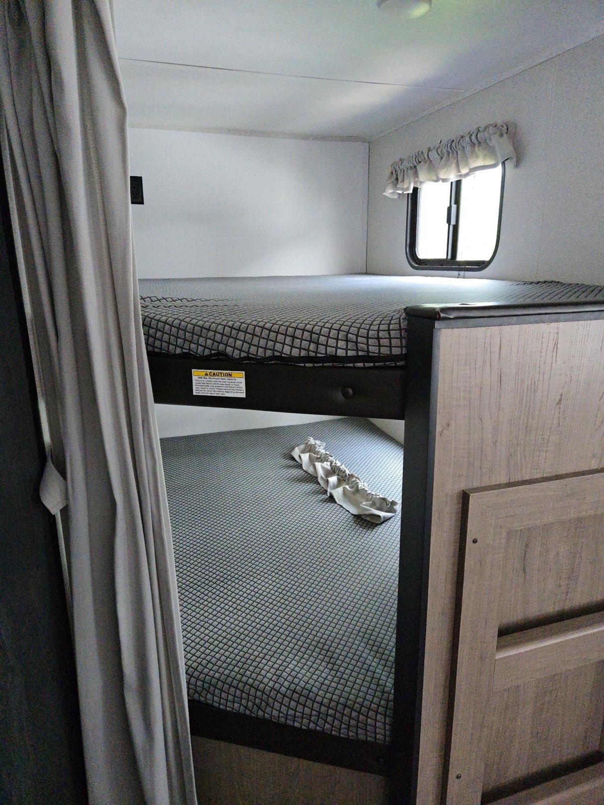 Hinda 28 FT Keystone Hideout Travel Trailer