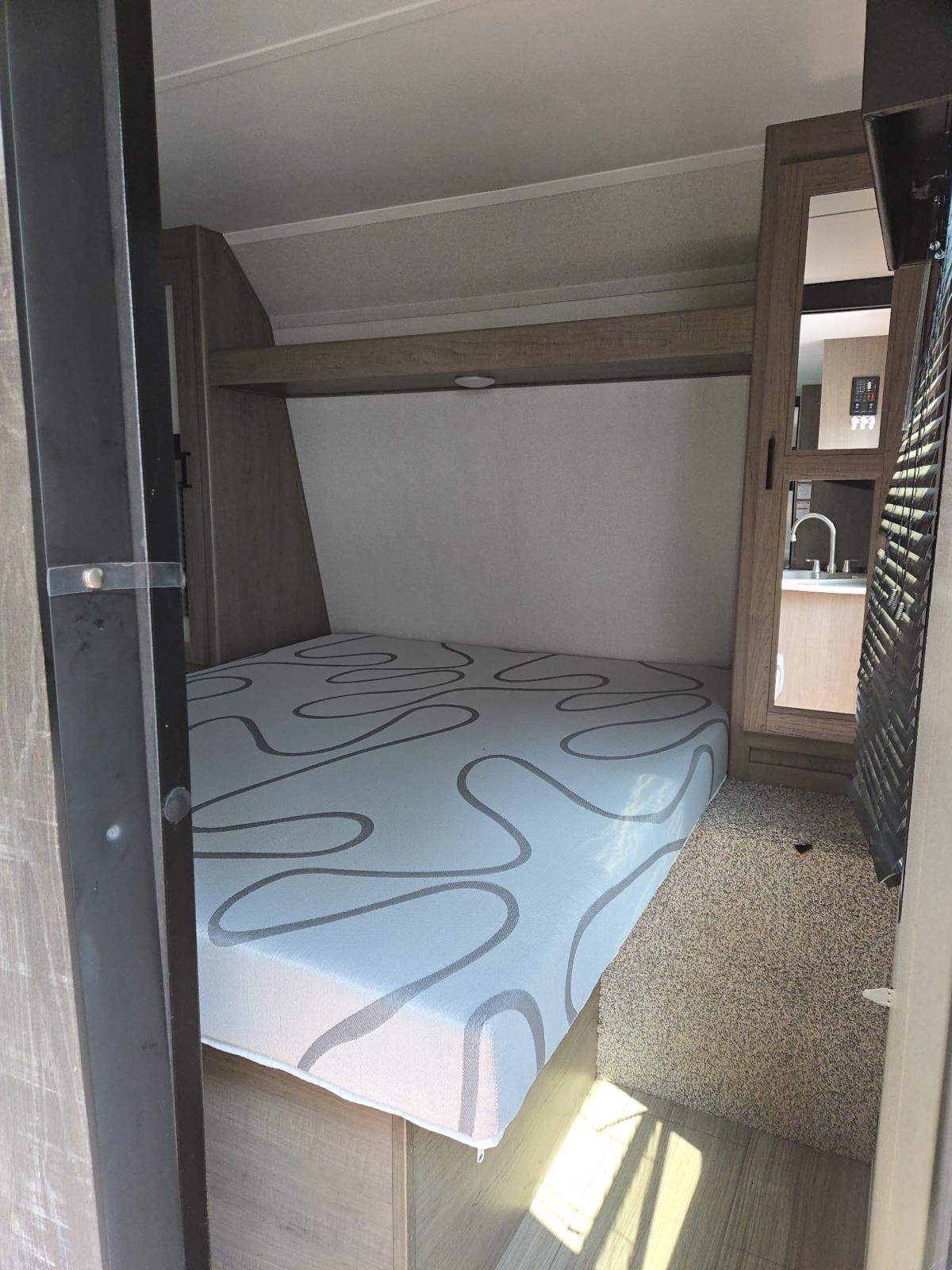 Hinda 28 FT Keystone Hideout Travel Trailer