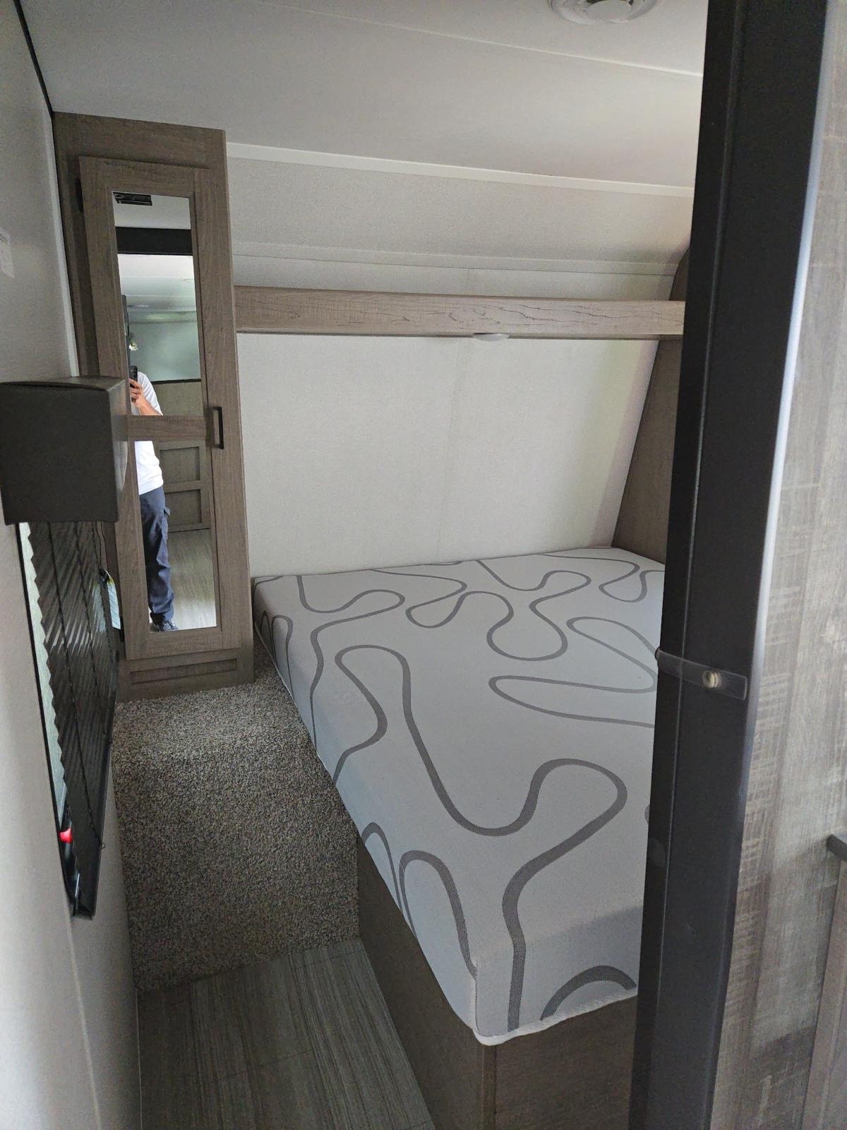 Hinda 28 FT Keystone Hideout Travel Trailer