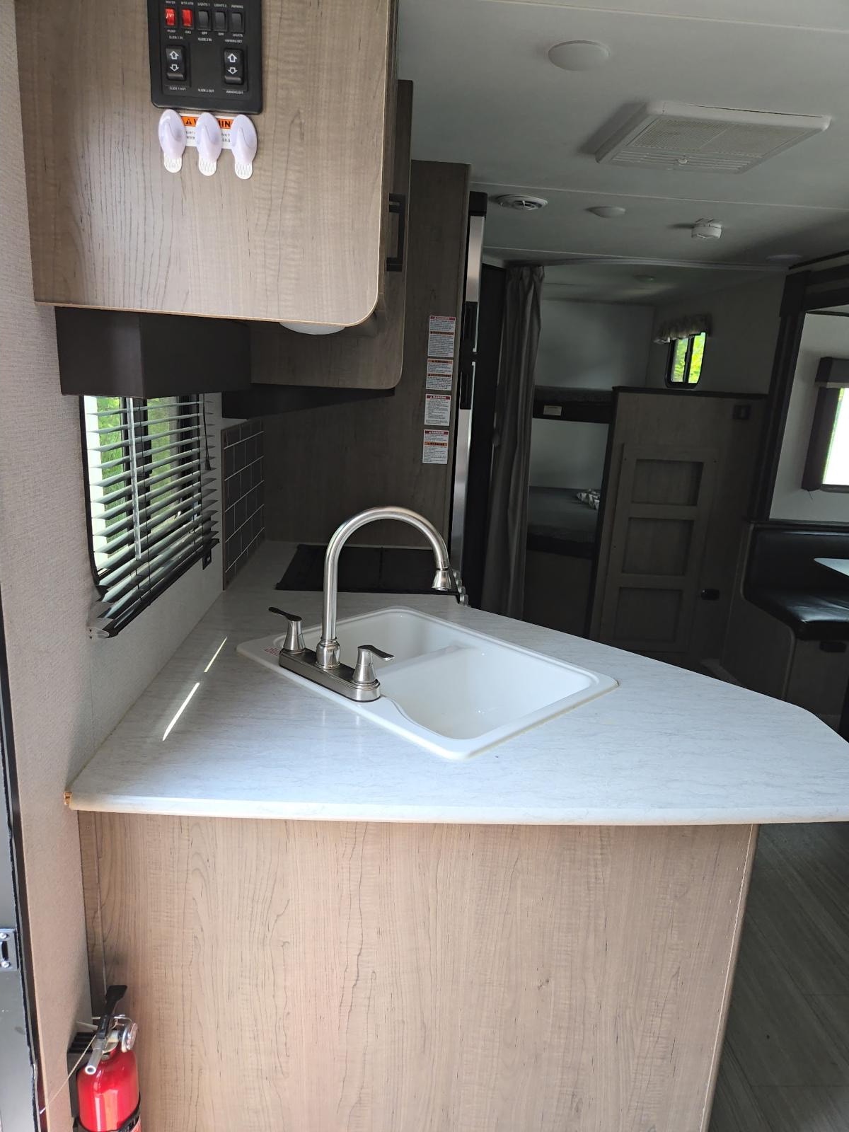 Hinda 28 FT Keystone Hideout Travel Trailer