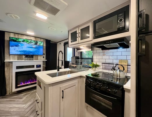 Spruce Moose Glamping — ***BRAND NEW*** 2024 Heartland Mallard M26 (32 ft)