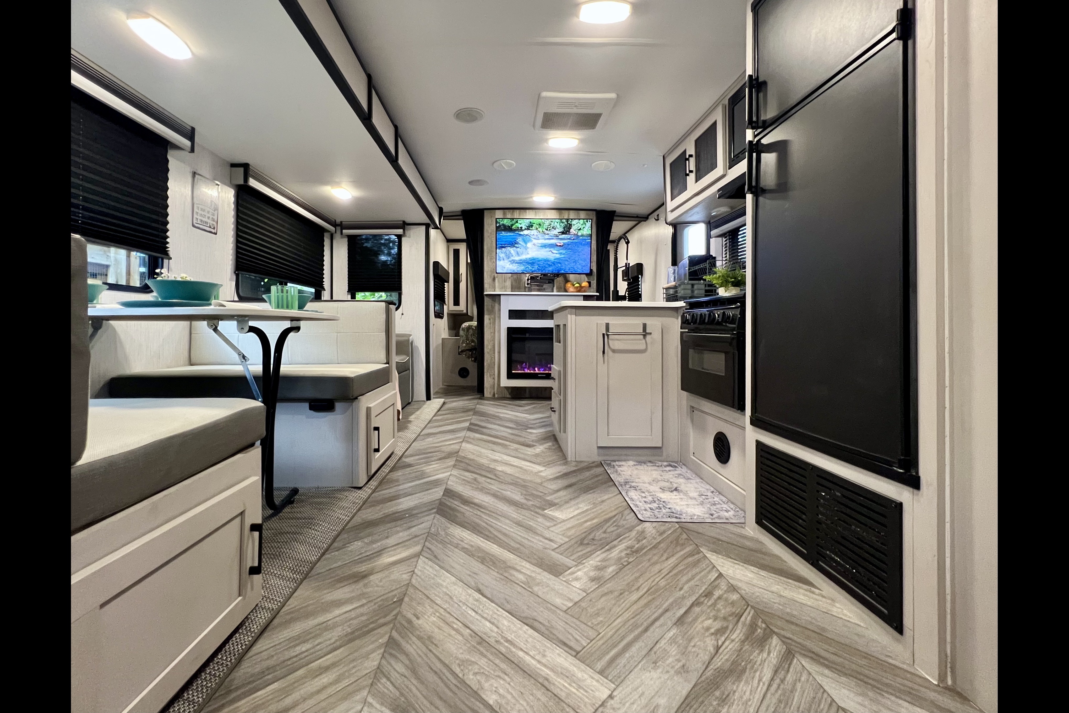 Spruce Moose Glamping — ***BRAND NEW*** 2024 Heartland Mallard M26 (32 ft)