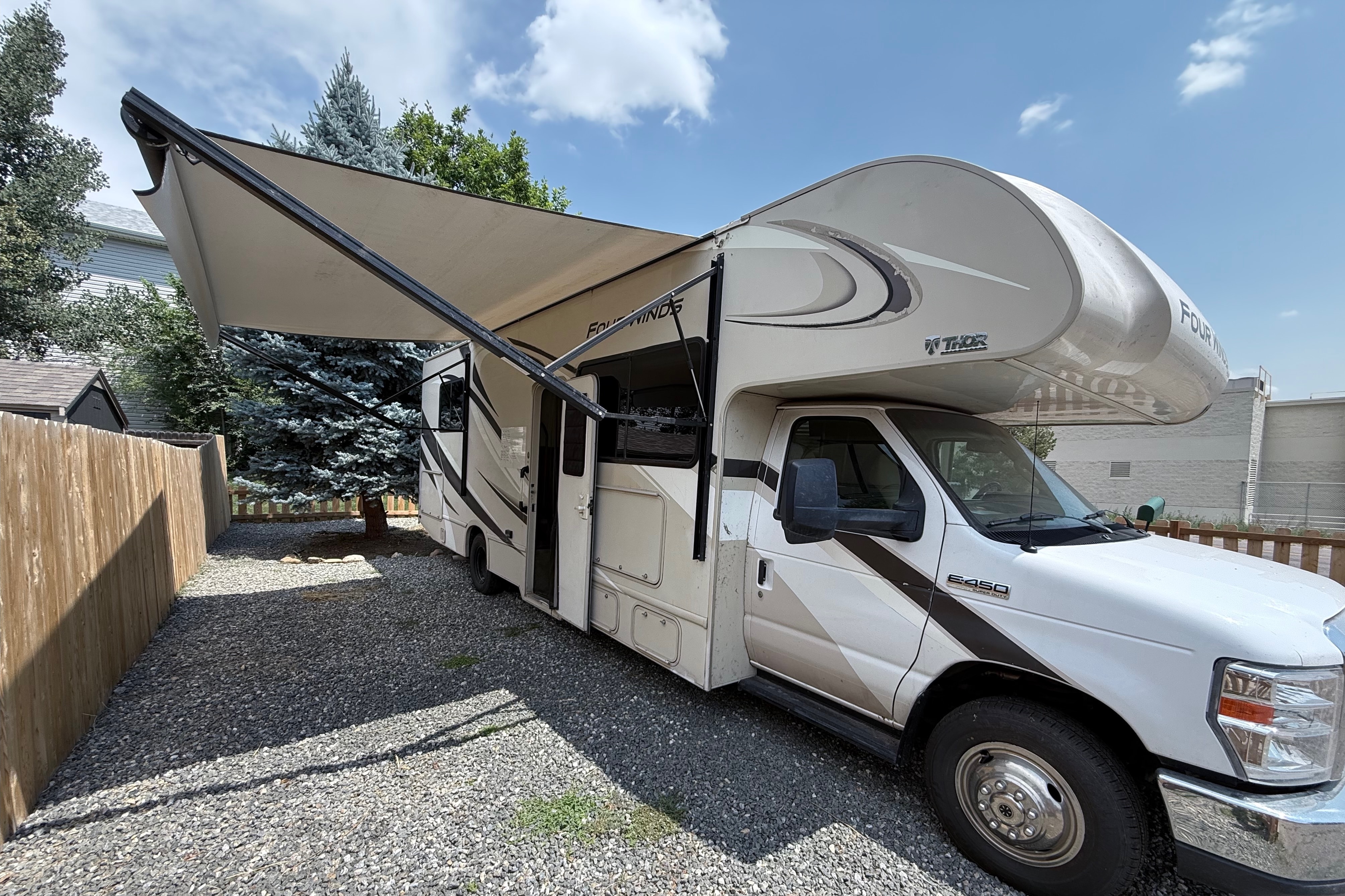 The Roamer | Starlink, Solar, Luxury Bed - all you need without the fluff!