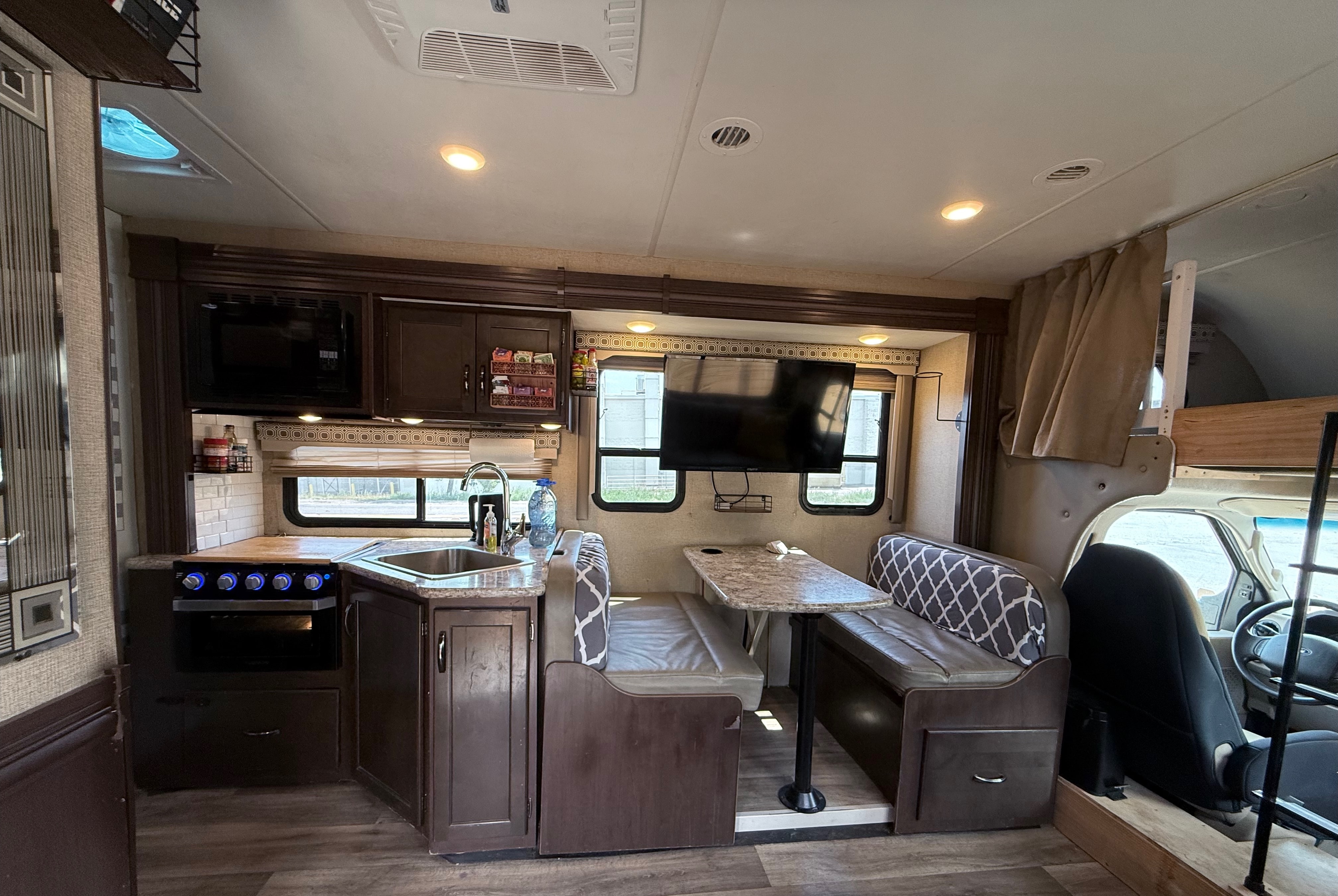The Roamer | Starlink, Solar, Luxury Bed - all you need without the fluff!
