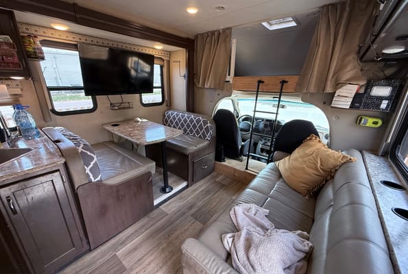 The Roamer | Starlink, Solar, Luxury Bed - all you need without the fluff!