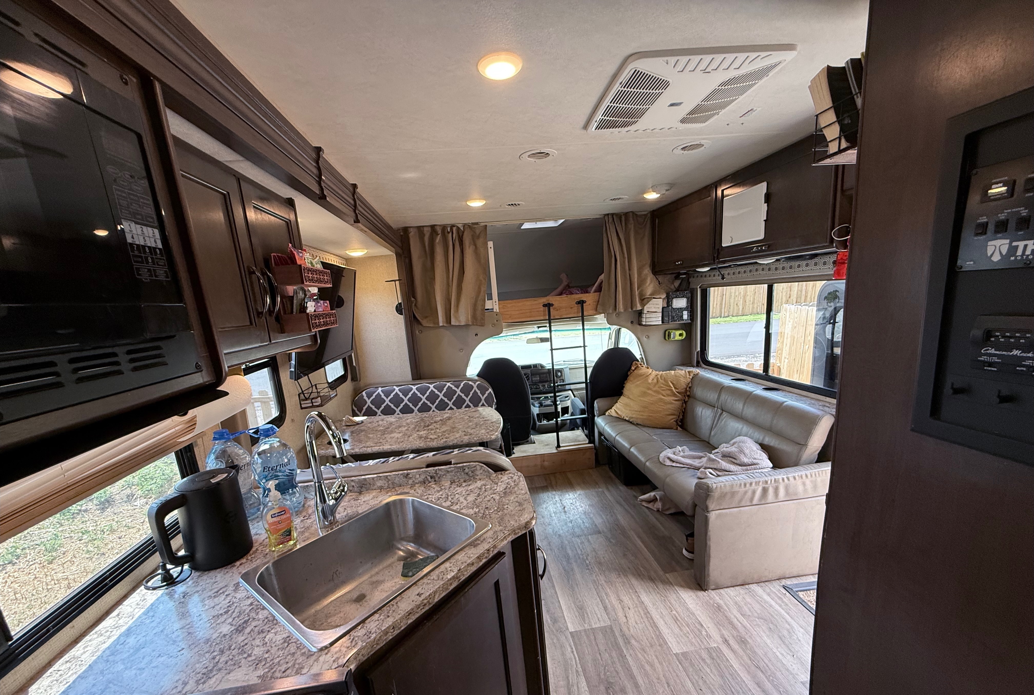 The Roamer | Starlink, Solar, Luxury Bed - all you need without the fluff!