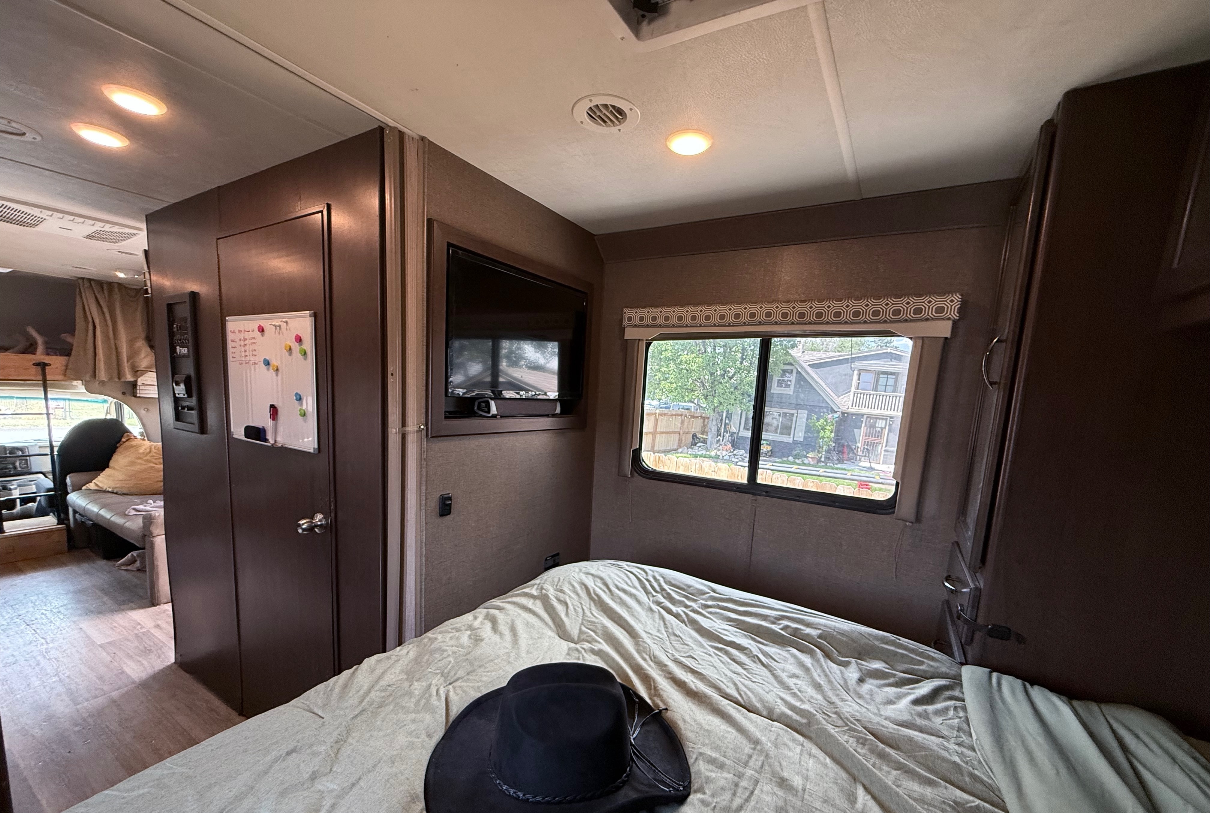 The Roamer | Starlink, Solar, Luxury Bed - all you need without the fluff!