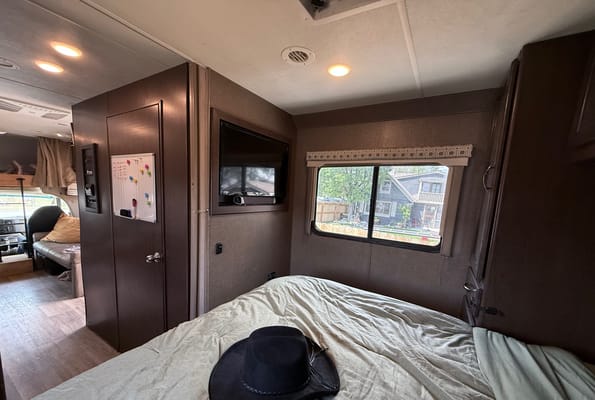 The Roamer | Starlink, Solar, Luxury Bed - all you need without the fluff!