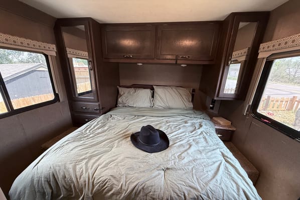 The Roamer | Starlink, Solar, Luxury Bed - all you need without the fluff!